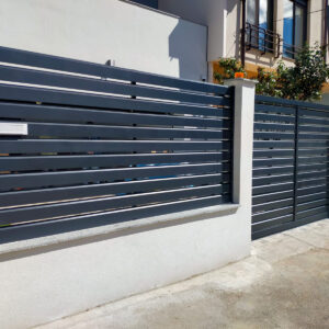 Poarta culisanta si panouri de gard din aluminiu colectia Prisma culoare Anthracite. Davos Europe