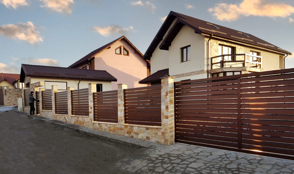 Gard din aluminiu montat în trepte pe un teren în pantă